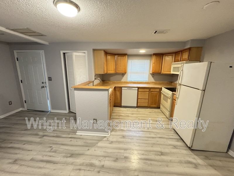 545 Pine St - Photo 5 of 26