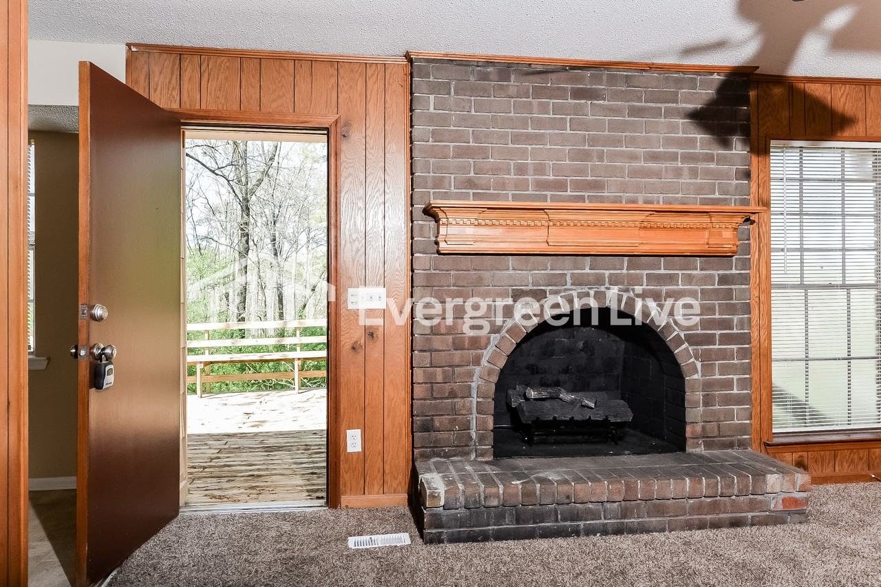 1420 Mohican Dr - Photo 3 of 10