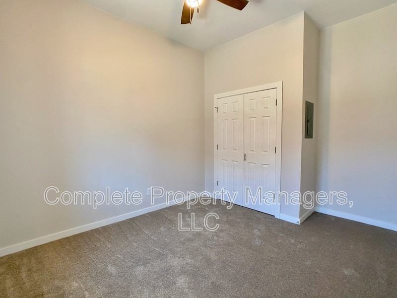 423 Adams Ave - Photo 4 of 6