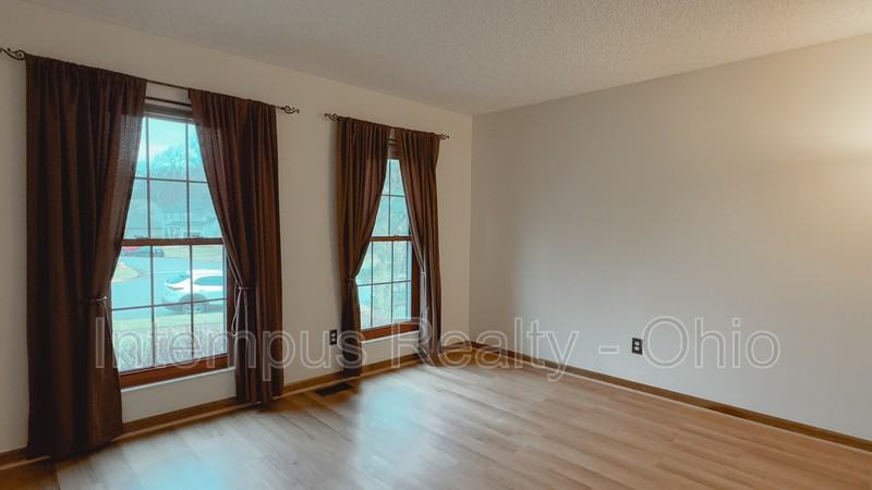 370 Glenside Ln - Photo 3 of 40