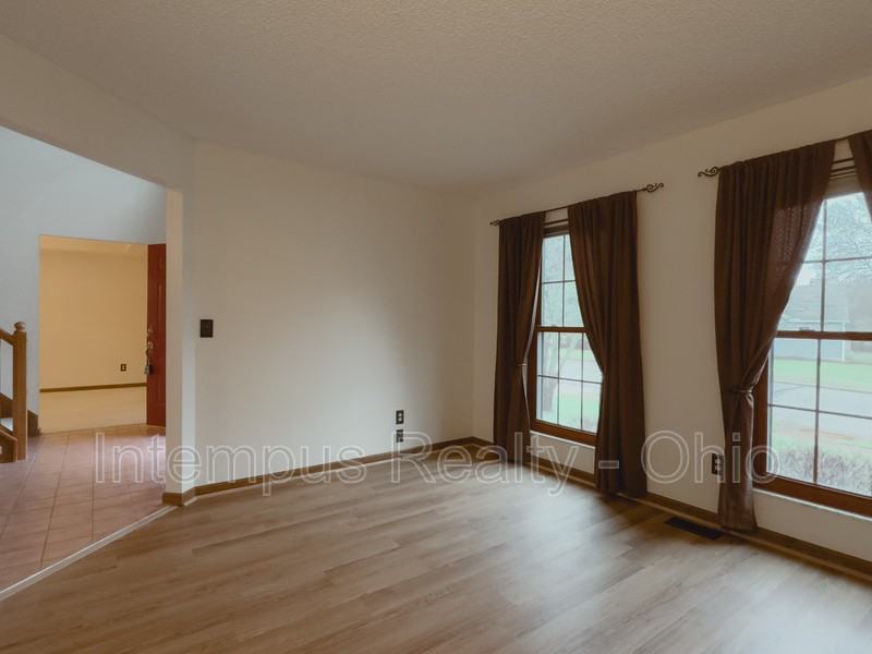 370 Glenside Ln - Photo 4 of 40