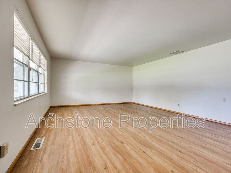 3121 Lakeside Dr - Photo 4 of 36