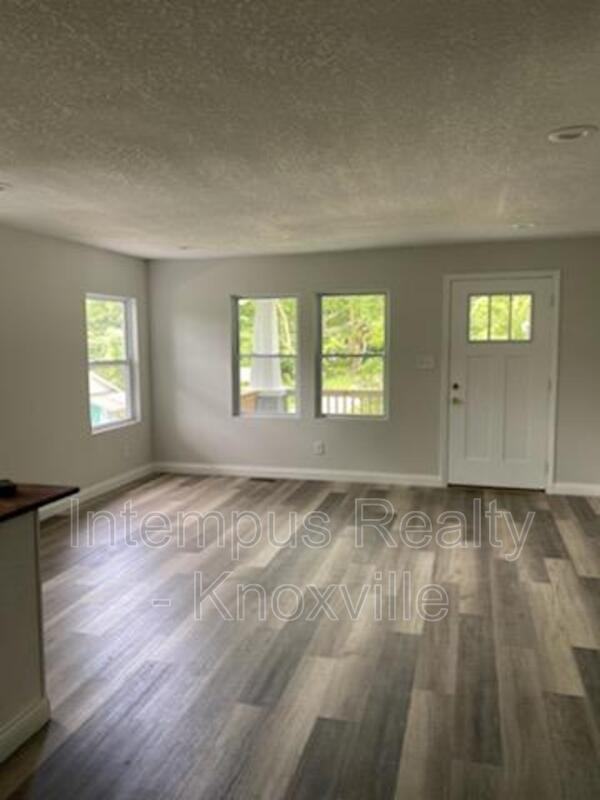 1320 Chestnut St - Photo 4 of 35