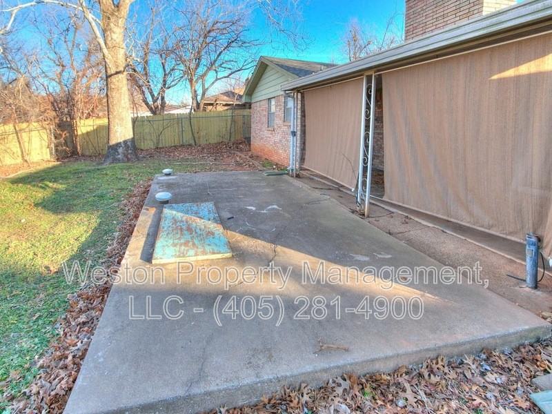 1011 Crown Dr - Photo 7 of 34