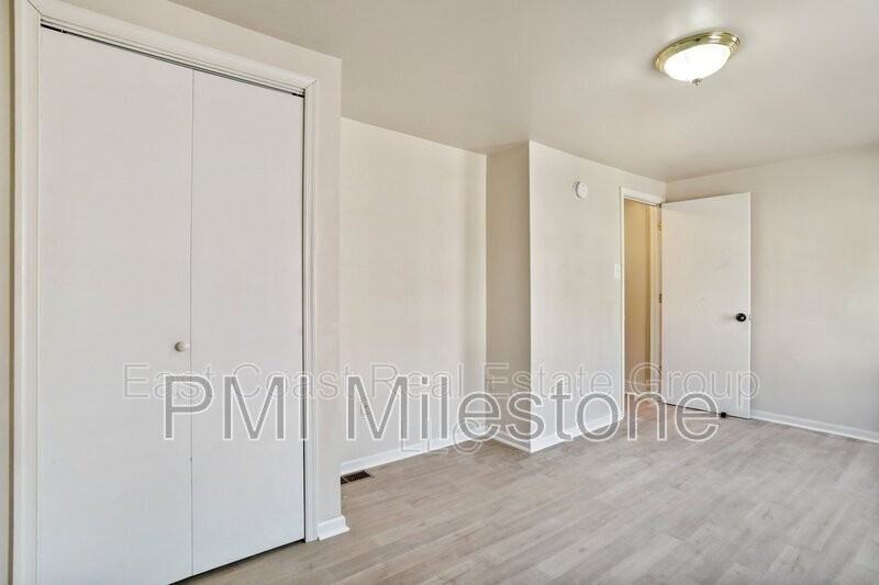 118 S Locust St - Photo 3 of 23