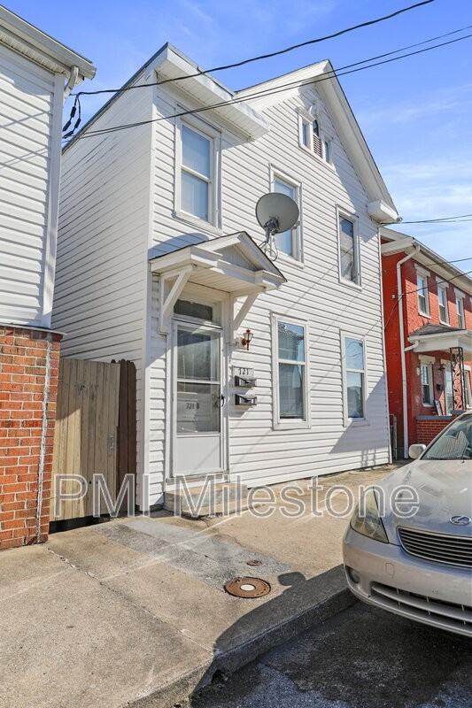 721 2nd St #A - Photo 3 of 39