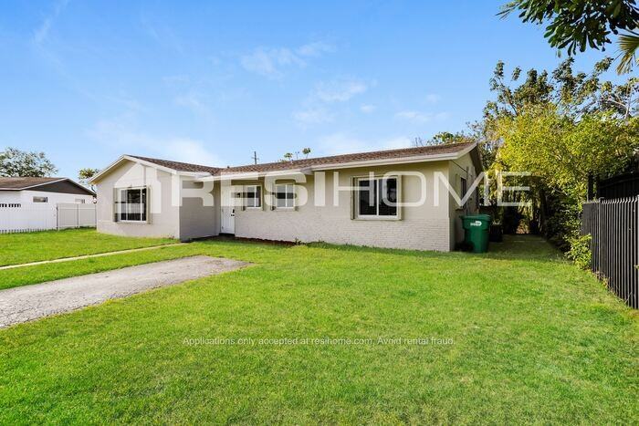 10855 Sw 152nd Ter - Photo 2 of 19