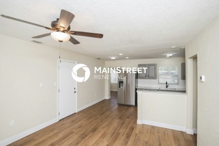 1286 Hollywood Dr - Photo 4 of 16