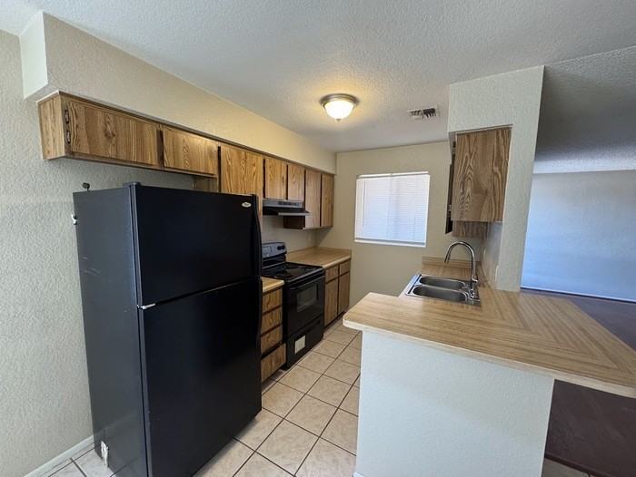 311 W Pontiac Dr - Photo 4 of 15