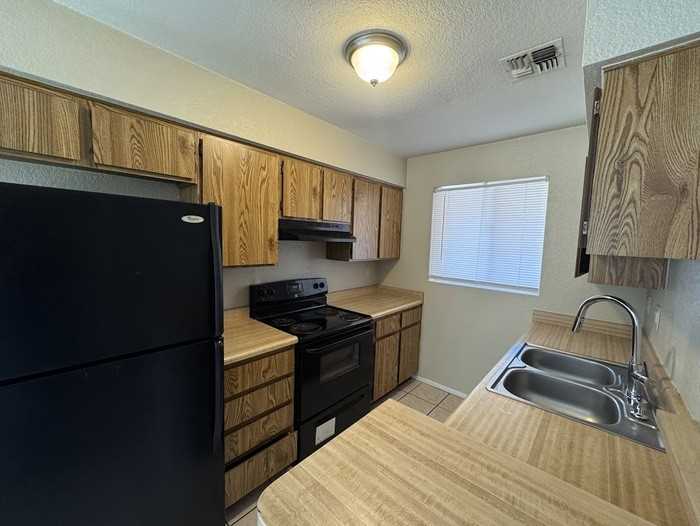 311 W Pontiac Dr - Photo 5 of 15