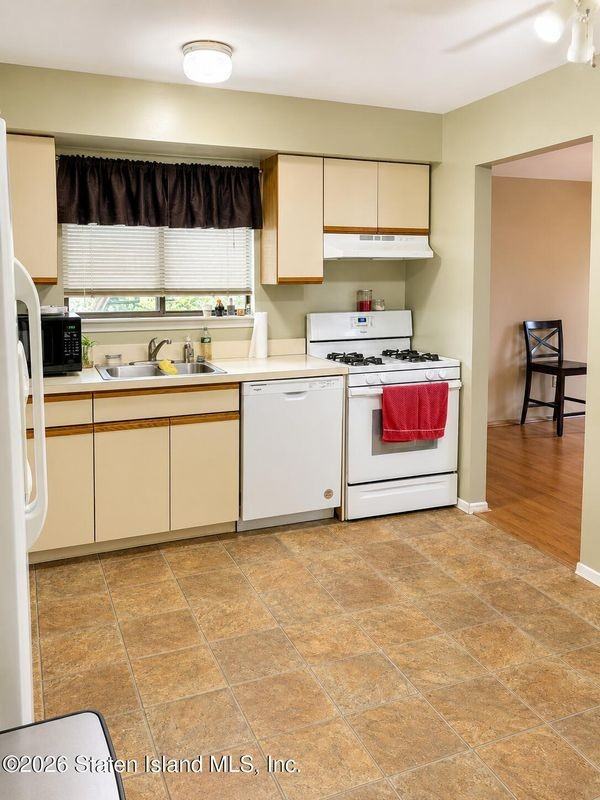 83 Wilson Ave - Photo 4 of 14