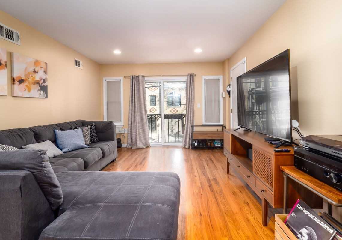 43 Manhattan Ave - Photo 2 of 13