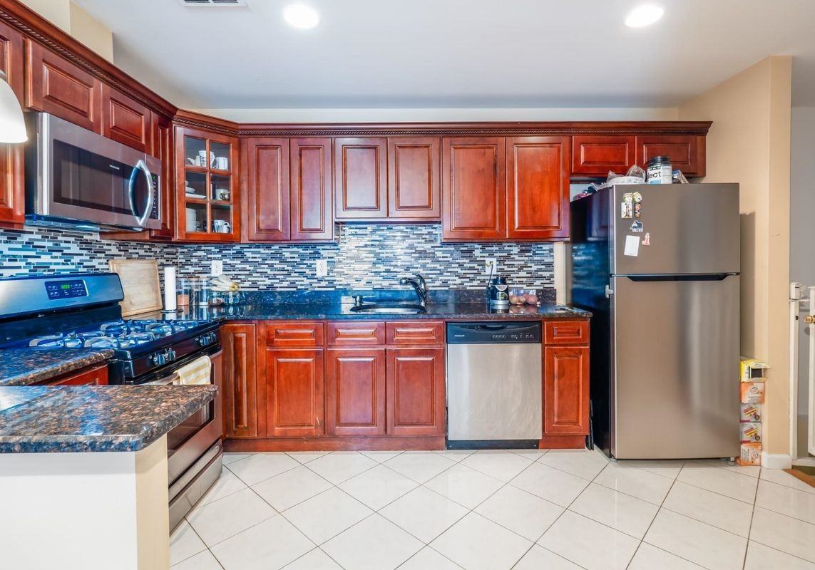 43 Manhattan Ave - Photo 3 of 13