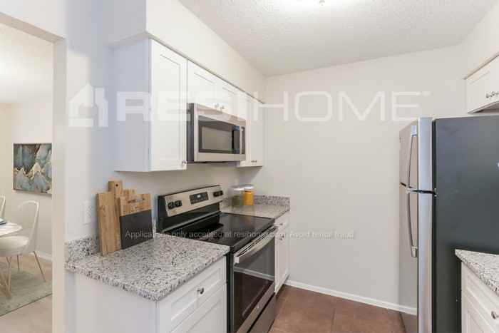 913 Pepperidge Ct - Photo 3 of 18