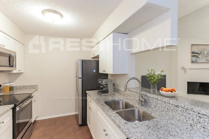 913 Pepperidge Ct - Photo 4 of 18