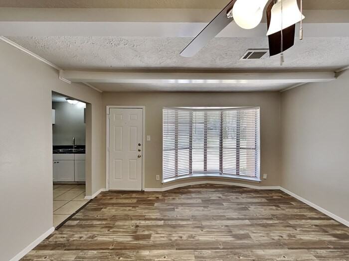 809 Lochmoor Ln - Photo 4 of 23