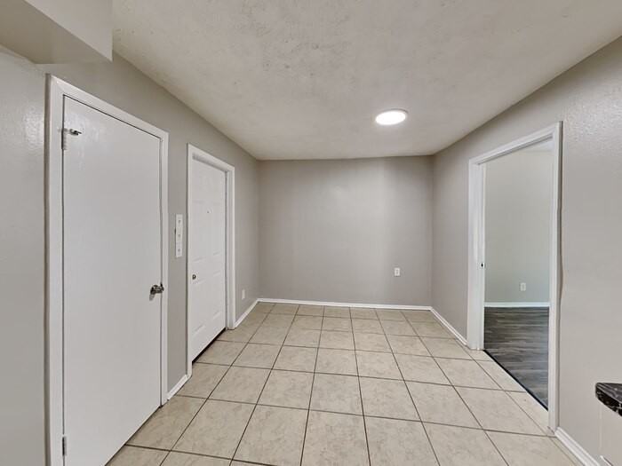 809 Lochmoor Ln - Photo 6 of 23