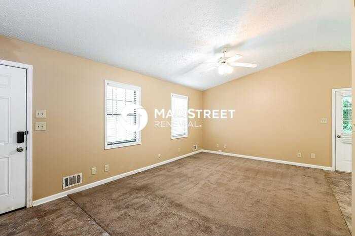 372 Kings Hill Ct - Photo 5 of 18