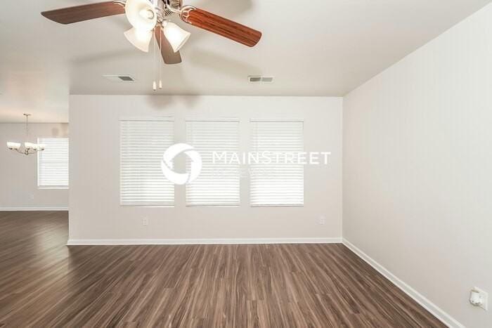 560 Reading Ln - Photo 4 of 20