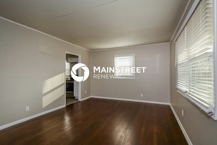 2357 Englewood Ct - Photo 3 of 15