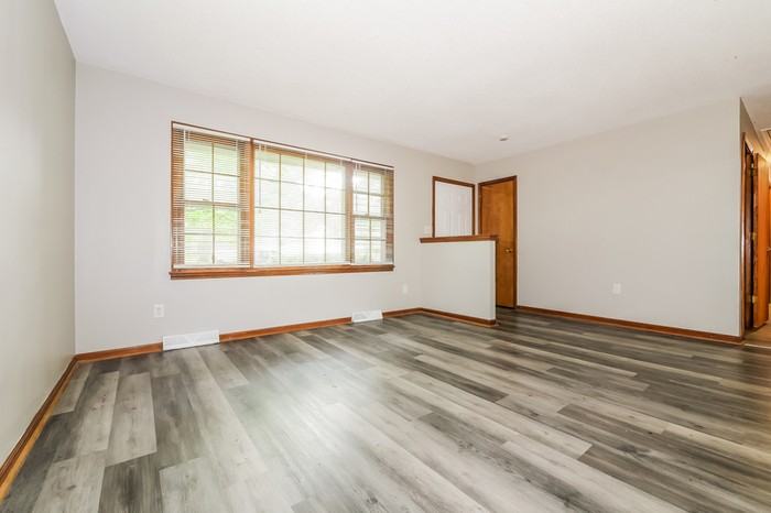1223 E 25th St S - Photo 5 of 12