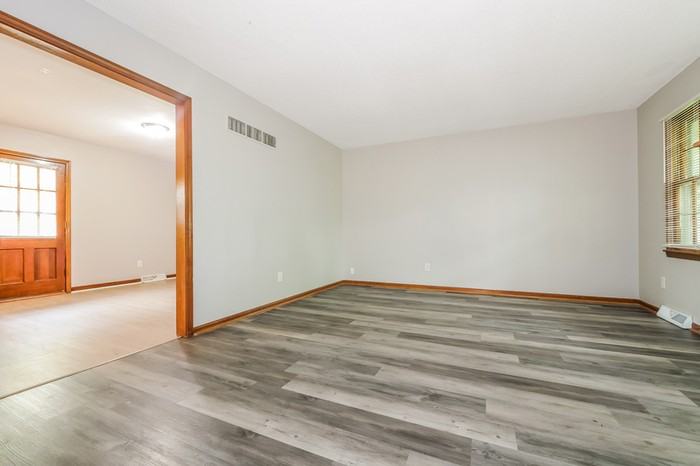 1223 E 25th St S - Photo 6 of 12