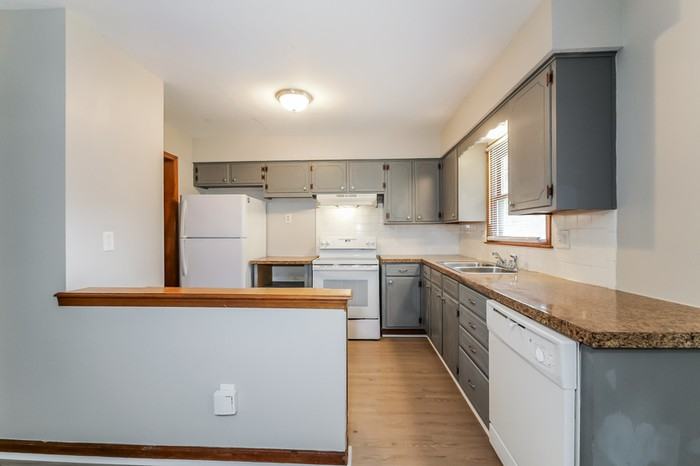 1223 E 25th St S - Photo 7 of 12