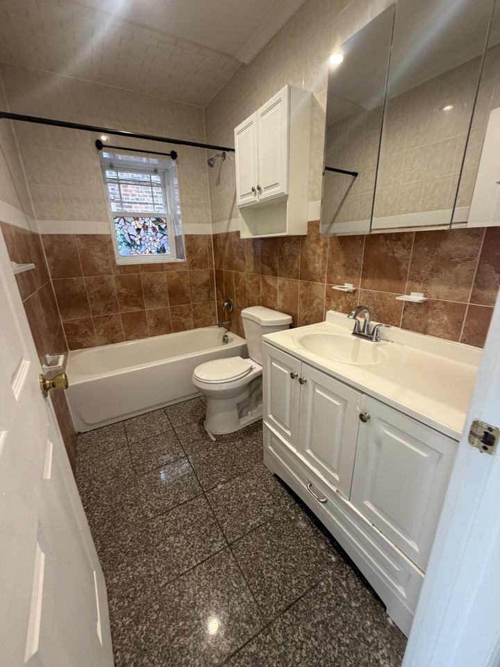 377 Danforth Ave #4 - Photo 4 of 6