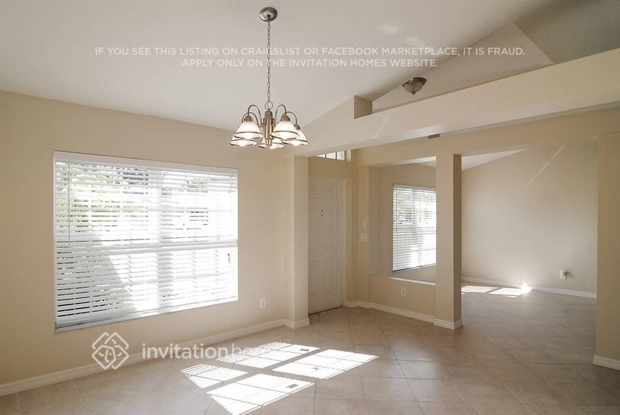 261 Ne Granduer Ave - Photo 2 of 15