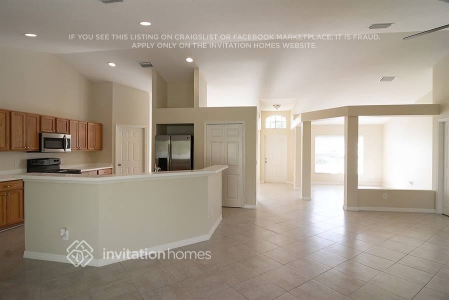 261 Ne Granduer Ave - Photo 3 of 15