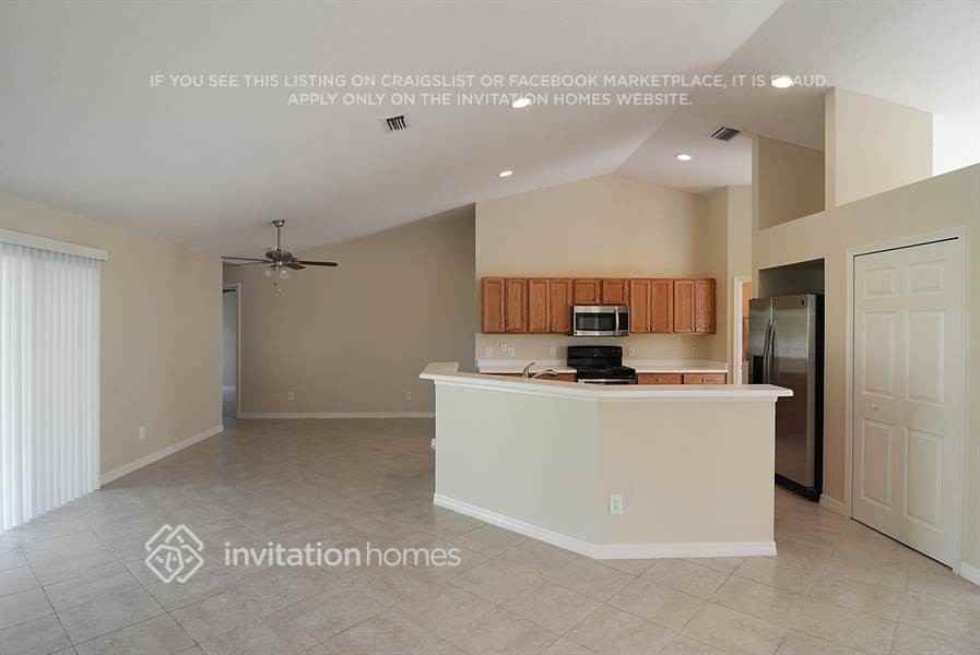 261 Ne Granduer Ave - Photo 4 of 15