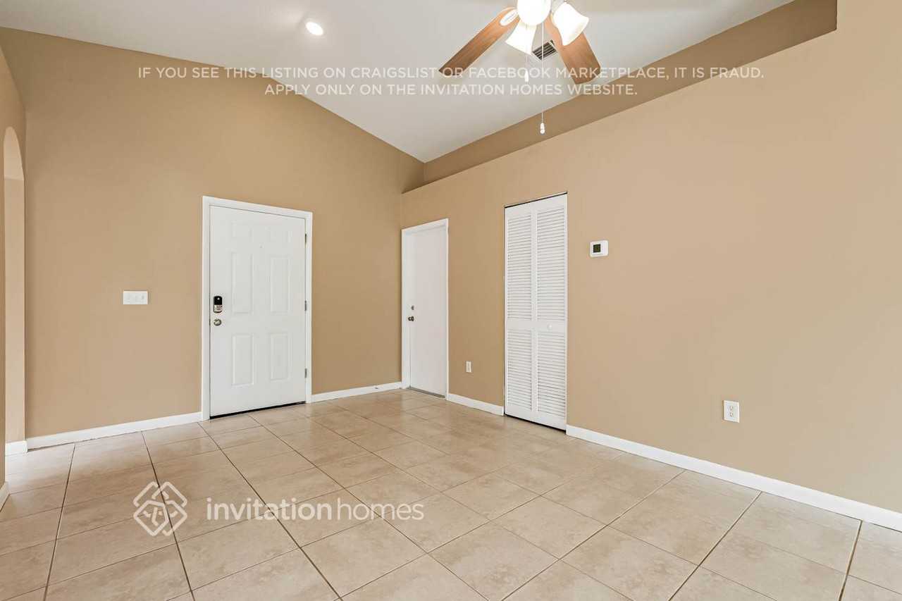 1319 W Knollwood St - Photo 4 of 17