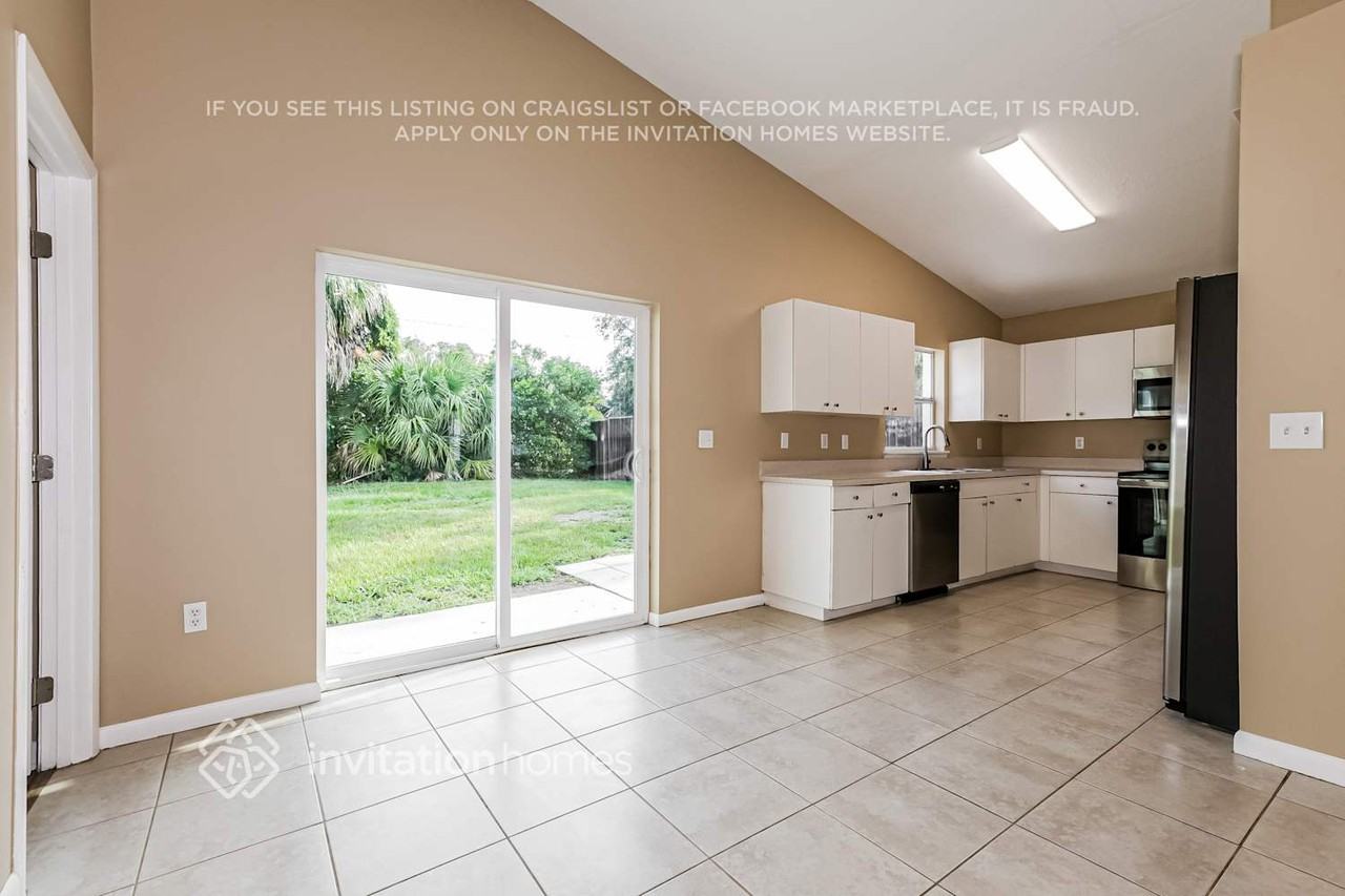 1319 W Knollwood St - Photo 7 of 17