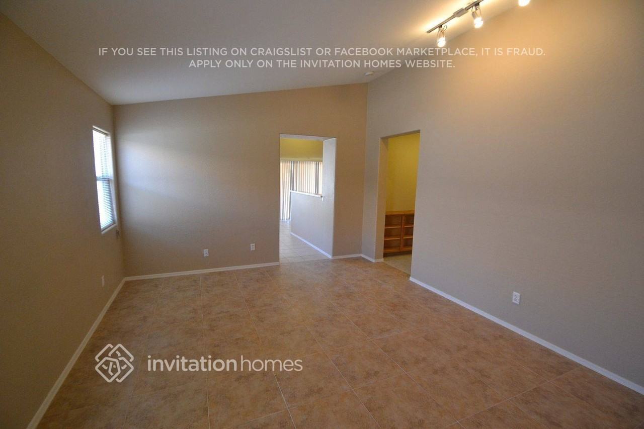 5142 W Fraktur Rd - Photo 2 of 8