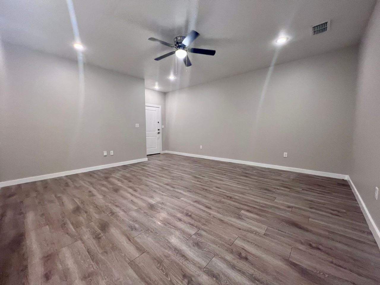 5726 Lehigh St - Photo 4 of 18