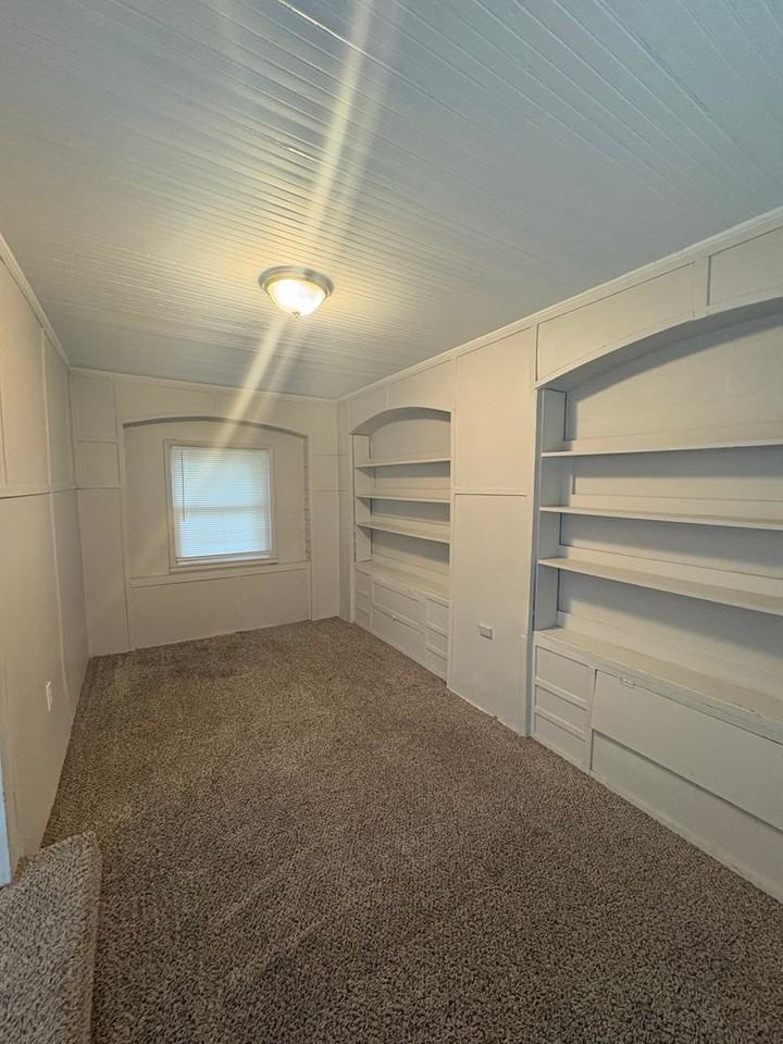 6027 Forest Ave - Photo 3 of 10