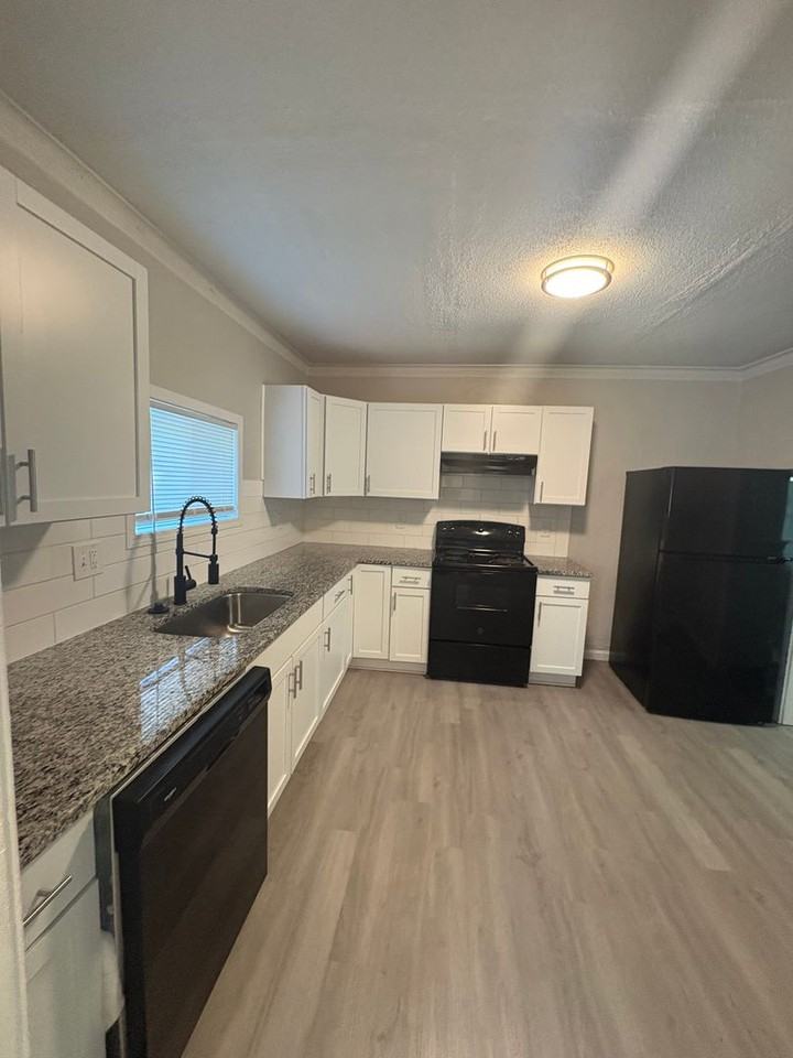 6027 Forest Ave - Photo 4 of 10