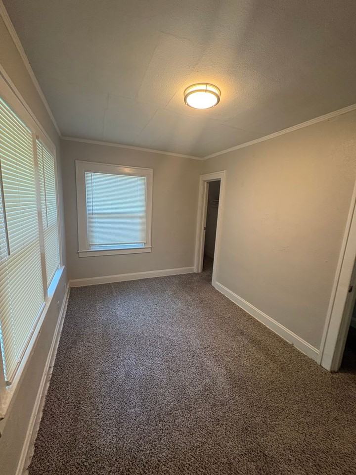 6027 Forest Ave - Photo 7 of 10