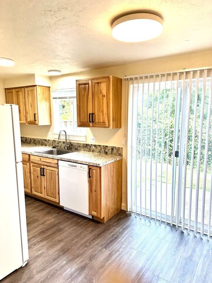 Brookshore Apartments - Photo 4 of 27