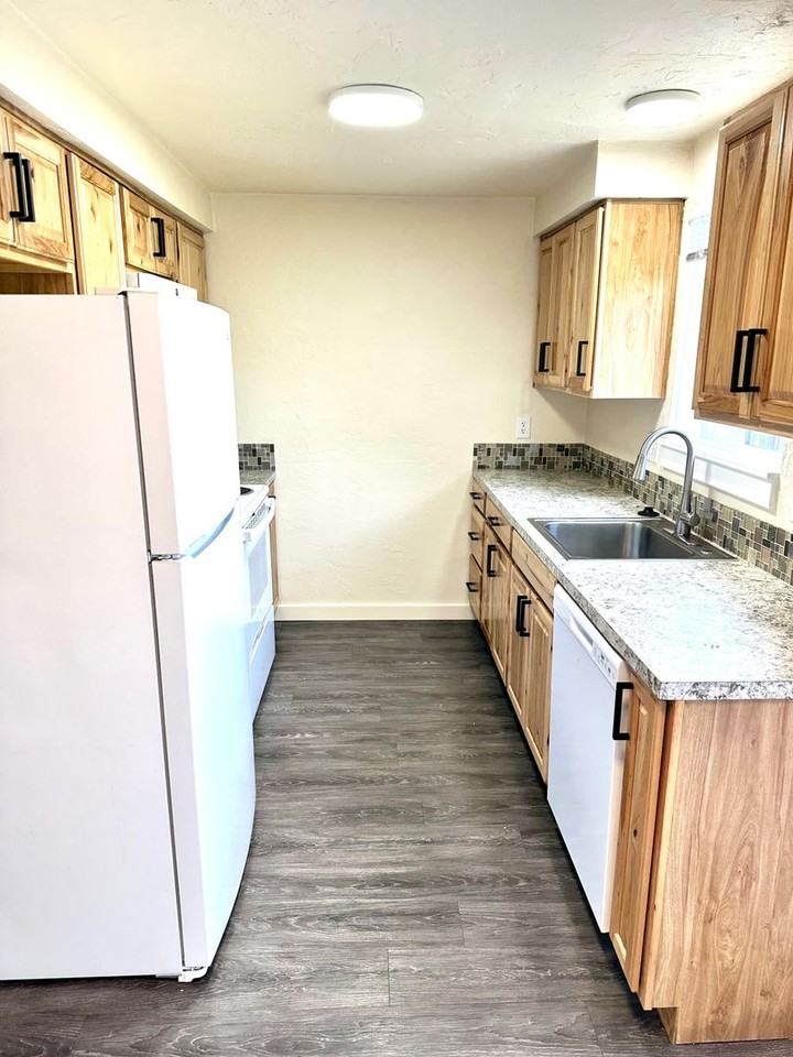 Brookshore Apartments - Photo 5 of 27