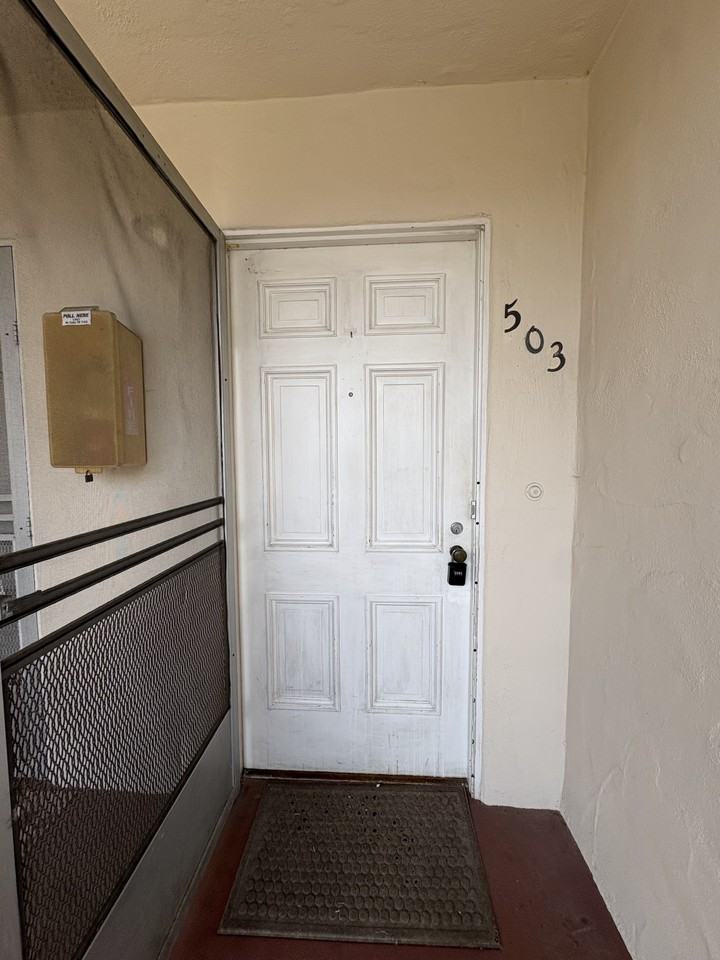 503 E Carrillo St #503 - Photo 2 of 11
