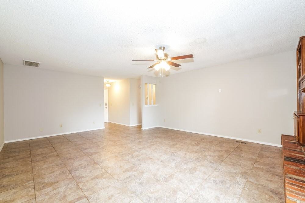 1074 Dover Mansion - Photo 5 of 16