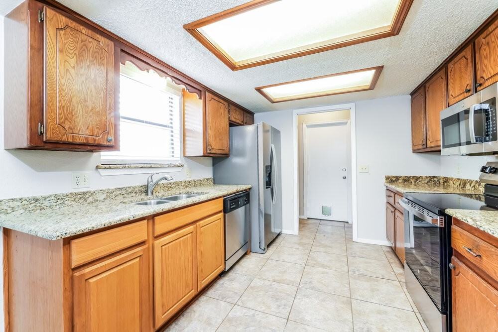 1074 Dover Mansion - Photo 6 of 16