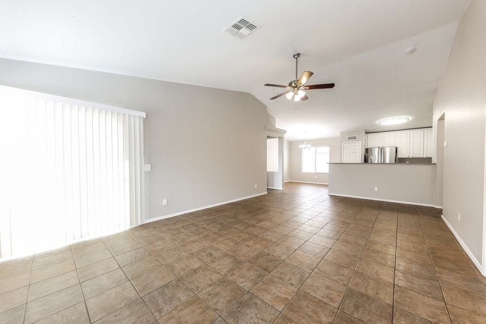 12557 W Mandalay Ln - Photo 4 of 16