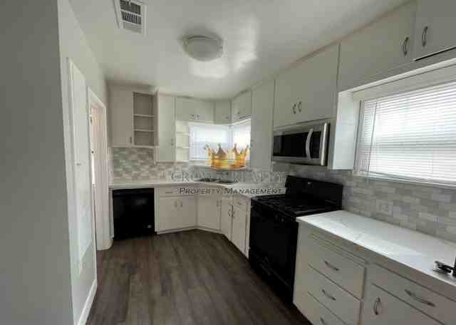 950 Windsor Dr #1 - Photo 5 of 32