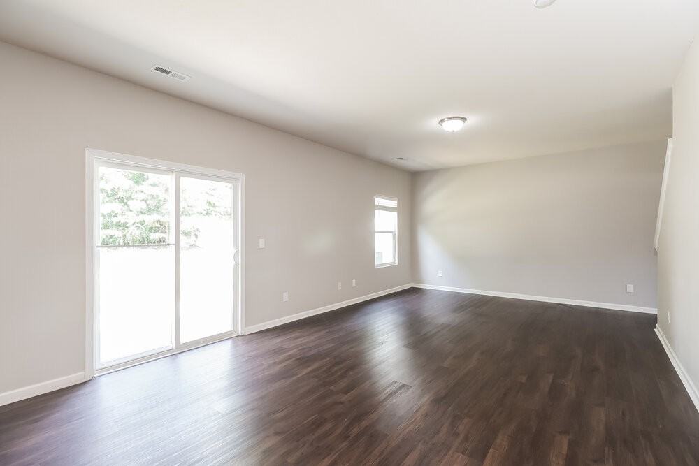 1521 Waylon Ave - Photo 5 of 17