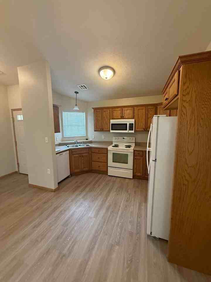 516 Grainfield St - Photo 3 of 12
