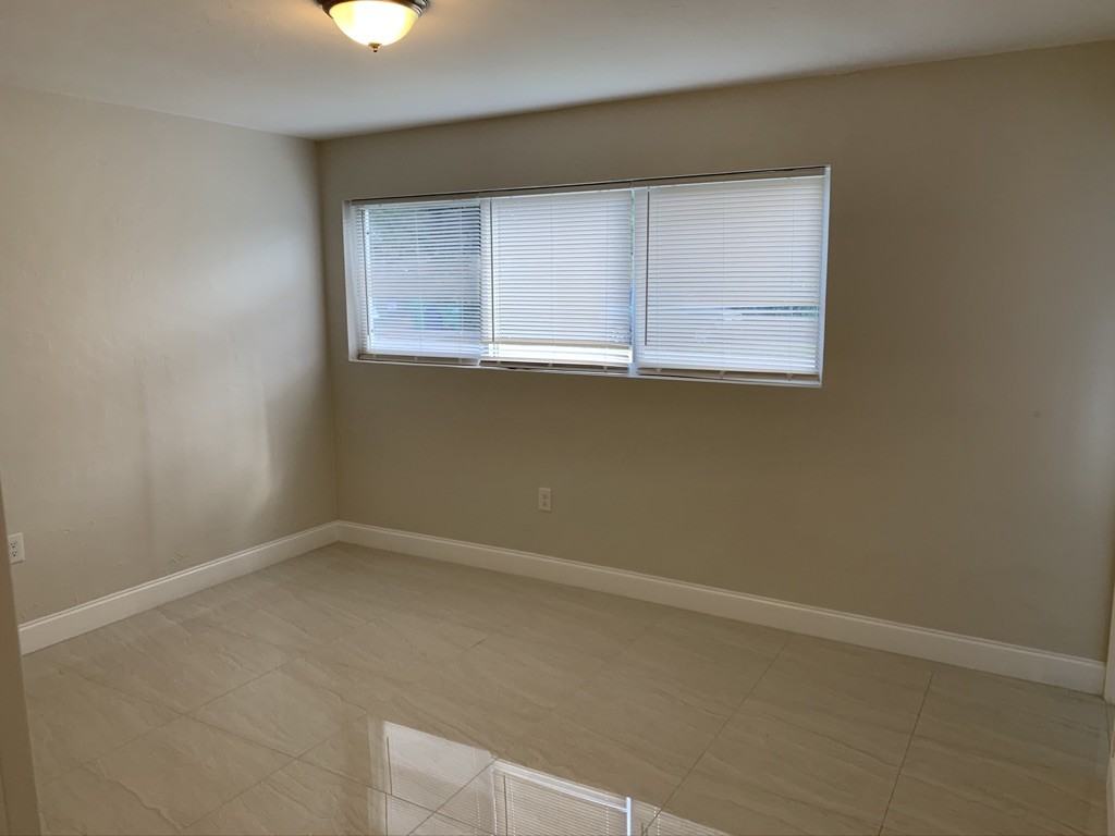 1521 Ne 117th St #3 - Photo 7 of 12