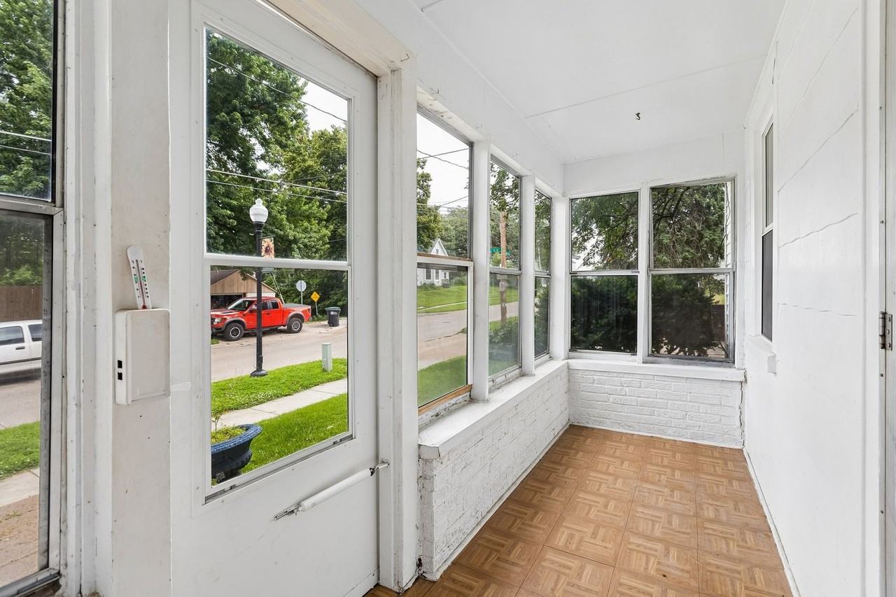 425 Bancroft St - Photo 4 of 21