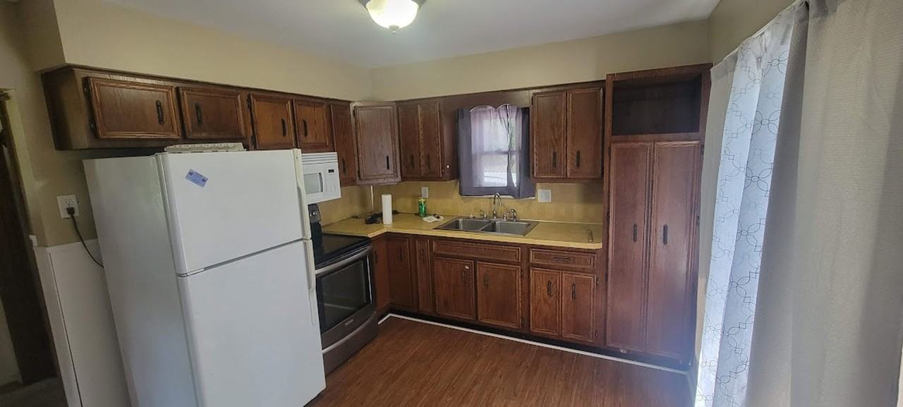 559 E 16th St - Photo 5 of 7